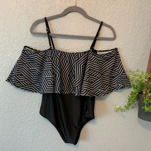 New w/o Tags Cute Off-Shoulder Convertible Black & White Swimsuit, Size Large 🐬